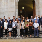 Imatge dels membres de la delegació turca davant de la porta de l'Ajuntament.