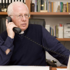 El padre Mario Buonnano es una de las personas que atiende el Teléfono de la Amistad.