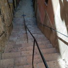 Imagen de las escaleras|escalas de l'Arboç con la barandilla|baranda en la parte central.