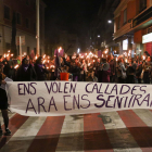 La marxa de torxes feminista, ahir, pels carrers de Reus.