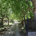 Puerta de entrada y camino de acceso a la finca de Villa Urrutia de l'Albiol.