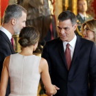 El presidente español saludando la reina de España, poco antes de cometer el error protocolario.