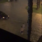 Imagen de un vídeo difundido a Twitter de calles inundadas en Salou.
