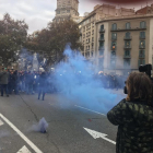 Mig miler de persones es concentren al davant del Departament de la Vicepresidència i d'Economia i Hisenda de la Generalitat.