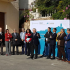 El president de la Diputació, Josep Poblet, amb els alcaldes dels municipis on s'han instal·lat caixers automàtics.