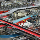 Una de les línies de producció d'una planta de Coca-Cola.