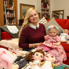 Rosa tiene el taller en su casa, que es también el espacio donde conserva su extensa colección de muñecas.