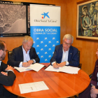 Imatge durant la signatura del conveni entre l'Ajuntament i l'Obra Social 'la Caixa'.