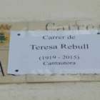 Encima del indicativo de la calle Pau Casals se ha puesto el cartel «calle de Teresa Rebull».