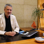 L'alcalde de Tarragona, Pau Ricomà, assegut a la seva cadira del despatx d'alcaldia.