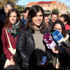La secretaria general adjunta de ERC, Marta Vilalta, con representantes del grupo parlamentario atendiendo los medios en la zona cero de las riadas en l'Espluga de Francolí.
