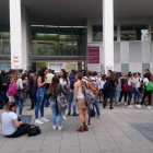 Estudiantes, concentrados delante del Campus Catalunya de la URV