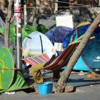 Una persona descansa leyendo a la acampada de Plaça Universitat el 11 de noviembre del 2019.