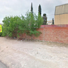 Imagen de la calle y el descampado que hay delante de la escuela Joan XXIII.