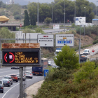 Un letrero luminoso que informa de la restricción de paso de camiones por la N-340 hasta Vilafranca Sud.