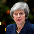 La primera ministra britànica, Theresa May, es dirigeix als mitjans davant el número 10 de Downing Street després de l'anunci del Partit Conservador de sotmetre-la a un vot de confiança.