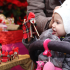 Una niña visitando uno de los mercados de Navidad.