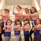 Las niñas de los Xiquets de Tarragona emulando el cartel 'We can don it!'.