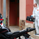 Plano abierto de la policía científica de los Mossos d'Esquadra saliendo del domicilio de un detenido de Cornellà.