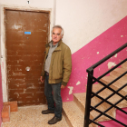 El president de l'entitat veïnal, Eduardo Navas, a la porta d'un dels pisos on han intentat accedir.