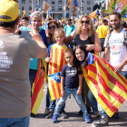 Famílies se hacen fotografías a la manifestación de la Diada en la plaza de España.