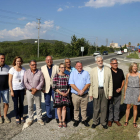 Los alcaldes del Pacto de Berà en una fotografía de familia cerca de la carretera N-340.