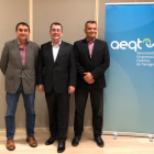 Sariol, en el centro, con los dos vicepresidentes del AEQT.