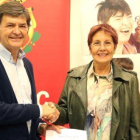 El presidente del Nàstic, Josep Maria Andreu, ha hecho la entrega del dinero a la presidenta de la Associació, Rosa Maria Rizo.