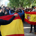 Manifestants espanyolistes i antifeixistes encarant-se davant les portes de la Ciutat de la Justícia, aquest 14 de novembre.