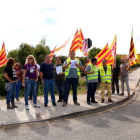 Una veintena de trabajadores en una protesta por su situación laboral delante de la empresa Fruselva, en la Selva del Camp.