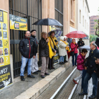 Membres del grup que fa cent dies que es concentra davant l'edifici de l'Audiència.
