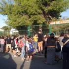 Imatge de diversos alumnes i els seus pares davant l'Escola l'Arrabassada el primer dia del curs 2019-202.
