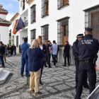 Imatge del minut de silenci convocat davant l'Ajuntament de Zubia.