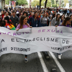 Centenars d'estudiants avancen per la Rambla Nova en la manifestació feminista d'avui.