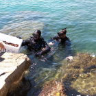Les dues persones, que portaven un equip d'immersió, van ser enxampades 'in fraganti'.