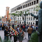 Cerca de doscientas personas participaron en la ofrenda floral al presidente Lluís Companys.
