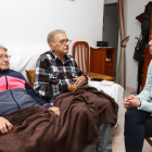 Salvador Casellas, con Tere, su pareja, y Verónica, la psicóloga del EAPS que lleva a cabo el programa de la Obra Social La Caixa.