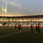Los jugadores del Reus inspeccionan el campo.