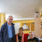 Eduardo Navas i veïnes de Mas Pellicer amb part dels formularis.