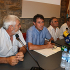 El alcalde de Batea, Joaquim Paladella, rodeado de los miembros del gobierno municipal.