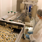 Trabajadores de Pharmalink, con planta de producción en Vilabella, con una máquina de fabricación de unas innovadoras cápsulas que ayudan a conciliar el sueño.