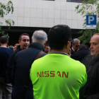 Imatge d'arxiu d'un grup de treballadors de Nissan concentrats davant la seu del Departament de Treball.