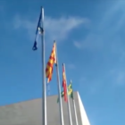 Imagen de la bandera española quieta mientras el resto ondean.
