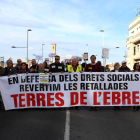 La capçalera de la manifestació en defensa dels drets socials i per revertir les retallades a Tortosa.