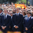Soraya Sáenz de Santamaría, Mariano Rajoy, el rey Felipe VI, Carles Puigdemont y Ada Colau en el minuto de silencio de condena por el atentado, en plaza de Cataluña.