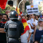 Manifestants de la marxa convocada per 'Hablamos Español', amb el pas barrat per la policia a la Via Laietana.