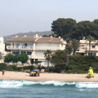 Imagen del rescate de un bañista en la playa Costa Dauada de Roda de Barà.