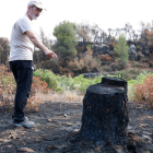 El director técnico del Grup de Natura Freixe, Pere Josep Jiménez, mostrando una cepa chamuscada por el incendio de la Ribera d'Ebre, que la entidad justo había cortado para desbrozar una finca en Flix.