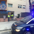 Imatge d'agents de la Policia Nacional actuant al pis en qüestió, situat al carre Josep Roqué i Tarragó.