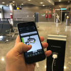 Imagen de una de los puntos de recarga de móviles en el Aeropuerto de Reus.